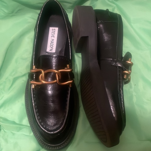 Steve Madden women’s size 6.5 black oxford loafer with gold chain detail EUC - Picture 2 of 6